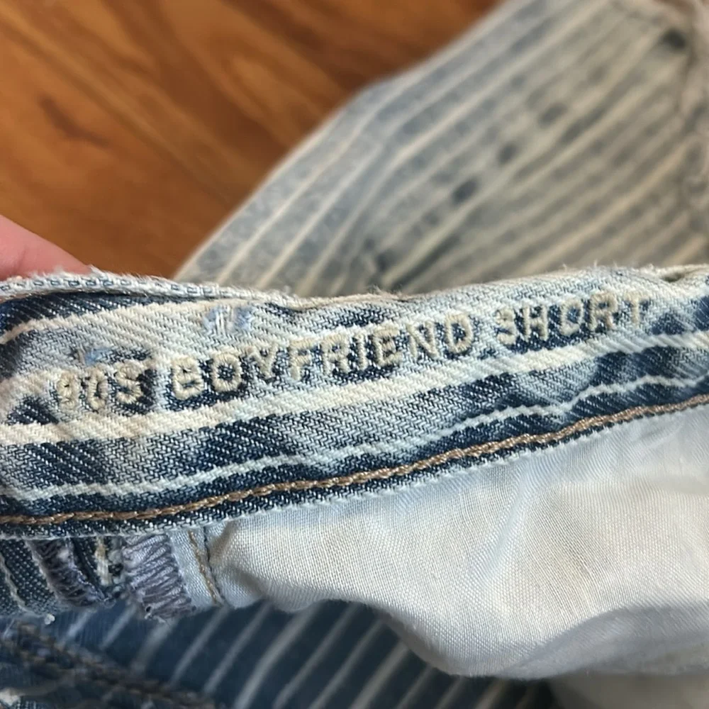 Like- new American Eagle Outfitters 90’s Striped Distressed Boyfriend Shorts